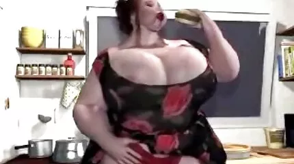 يضاجع الزوج اربي سكسي زوجته الشابة ووالدها