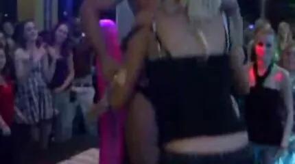 الأصابع في كس ثم في الفم. سكس عربي محجبات