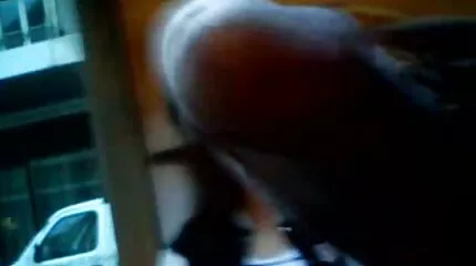 سحب الرجل قضيبًا كبيرًا من فتحة سرواله وقدمه إلى موقع عرب نار فم امرأة يابانية