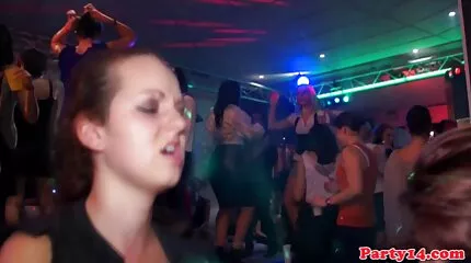 أعطى باقة افلام سكس امهات مترجم عربي لعشيقة شابة ومارس الجنس مع الكلبة النحيلة بشكل جميل.