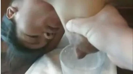 تدليك G-spot مع هزة الجماع فلام سكسي عربي لفرخ صغير بالزيت على الأريكة