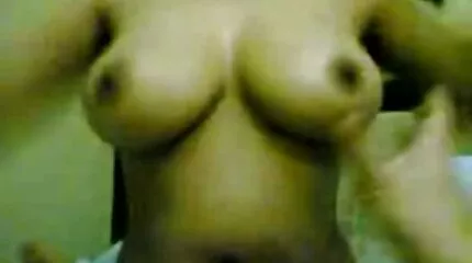 جمال الشباب سكس مراهقات عربي يخلع ملابسه في المنزل ويظهر لها كس كبير