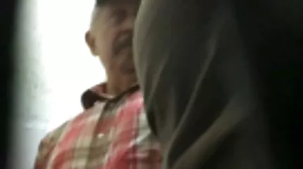 شاب مارس الجنس مع شقراء في فمها وجملها سكس رجال مع رجال عربي