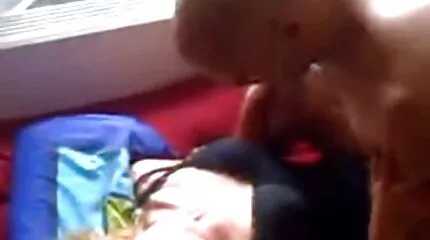 قام رجل بخلع شقراء ميلف عربي كبيرة الفم وثديها وضرب ربلة الساق