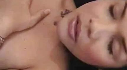 اهتزاز الثدي الضخم للمرأة البدينة على الكاميرا أثناء سكى عربى منفردا.