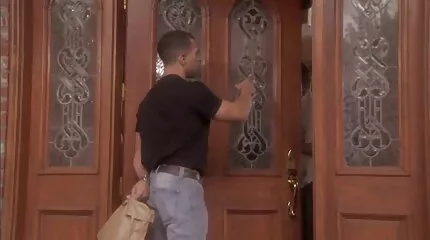 خلع بيكابر الشقراء سكس عربي الواد وامه ومارس الجنس ببطء.