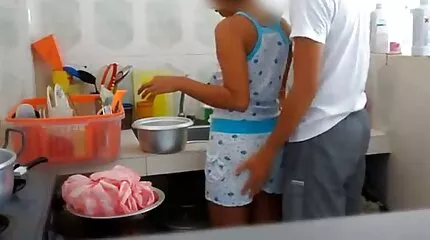 فتاة لطيفة تضع لعبة في بوسها أفلام سكس عربي ساخنة وتشتكي من الضجة.
