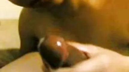 وافقت سكس هامستر عربي عاهرة شابة على الإباحية في السيارة مع شخص غريب.