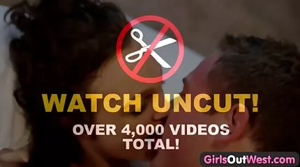 رجل افلام عربية اباحية يضع إصبعه في مؤخرة فتاة أثناء إباحية في السيارة.