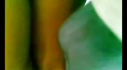 يمارس الجنس سكس بالعربية مع الجمال ويذوق نائب الرئيس اللذيذ