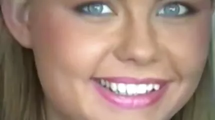 تقوم النساء الجميلات اللواتي يرتدين طماق سمس عربي ملونة بتوصيل مصاصة تلقائية إلى قضيب الرجل