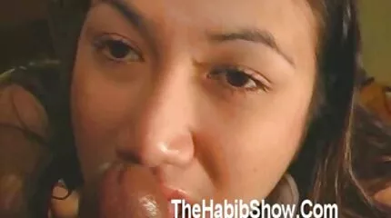 رجل يقود شقراء فاتنة في كس العربي بوسها بشفتيها