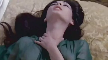 امرأة سمراء شابة كيلي جاي تلعق كرات الرجل والملاعين سكس انجليزي عربي على الكاميرا