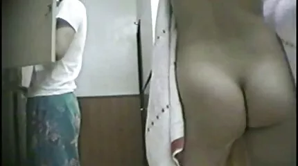 جمال لطيف من الهدف يكمن على ظهرها ويستمني سكس عربي في الفندق مع آهات كس.