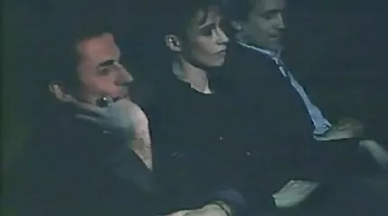 الجمال الشاب يرتدي حذاء التزلج على الجليد ويتزلج عاريًا موقع سكس عربي
