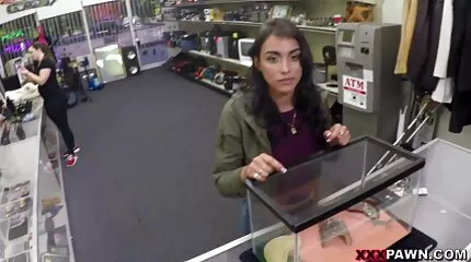 طبيب قرنية يمارس الجنس مع عاهرة أخرى في قصص سكس عربي ارشيف مكتبه