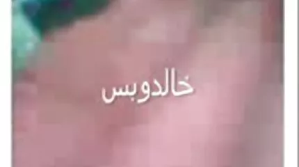 الرجل يجلس وينتشي ، من اللسان العميق sex عربي لفتاة.