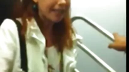 كتكوت لطيف مع النظارات بشكل جميل افلام سكس اجنبي مترجم للعربية تمتص الديك وينحني أسلوب هزلي.
