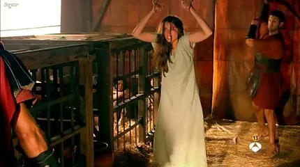 بعد لحس كس عربي قذف المني في كس ، تضع الفتاة أصابعها في كسها ويلعق