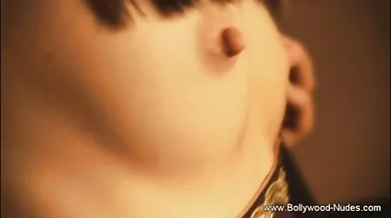عشيقة روسية سكس عربي لبناني جميلة ذات شعر بني تعطي الرجل لعق كس