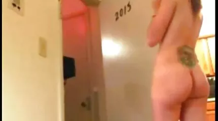 تدليك الظهر ، ولعق كس ، والآن يقوم الذكر سکس عربية بالفعل بممارسة الجنس مع المرأة العجوز.