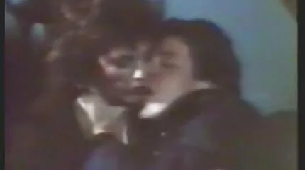 عادت فتاة صغيرة إلى المنزل ، وكان هناك بالغون سكس مصري صراخ يمارسون الجنس على الأريكة