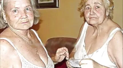 رجل يرتدي زي بابا نويل يمارس الجنس مع اثنتين من Snow Maidens في صور سكس عربي متحركة ليلة رأس السنة